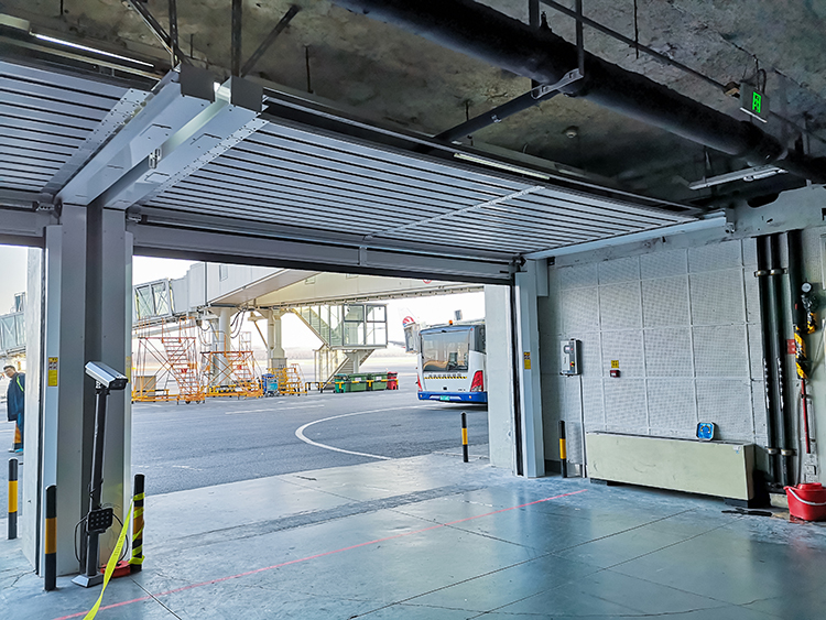 宁夏银川国际机场硬质快速门.jpg 宁夏银川国际机场硬质快速门.jpg