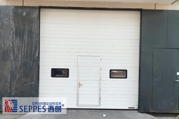 稳定的工业提升门