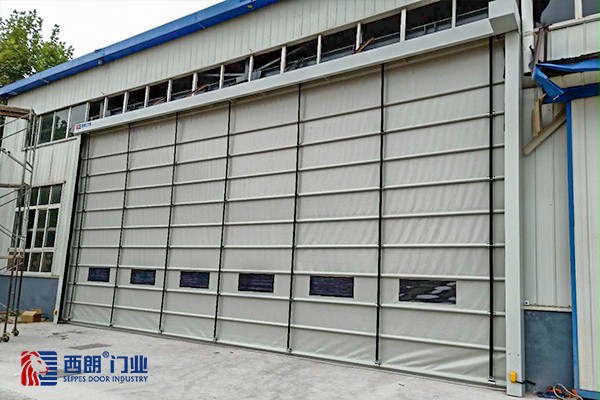 稳定的抗风堆积快速门