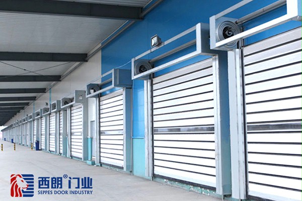 坚硬的硬质快速门