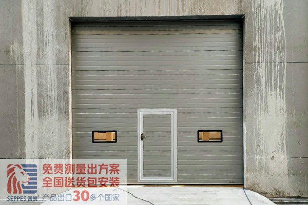 厂房外围银灰色工业提升门