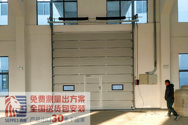 厂房外围银灰色工业提升门