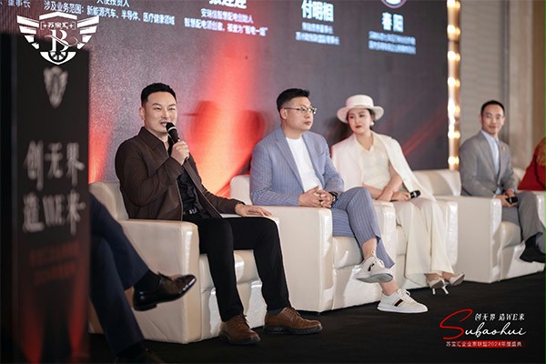 西朗门业董事长杨元嘉上台发表演讲 西朗门业董事长杨元嘉上台发表演讲