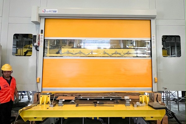 西朗门业快速卷帘门