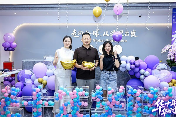 杨元嘉董事长与嘉宾以及阿里负责人合影 杨元嘉董事长与嘉宾以及阿里负责人合影