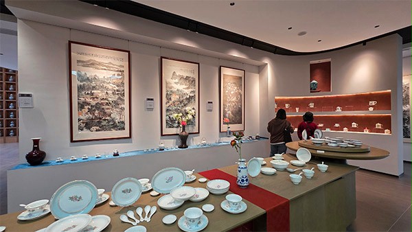 上图为：此次活动现场贤福轩陶瓷艺术馆展厅