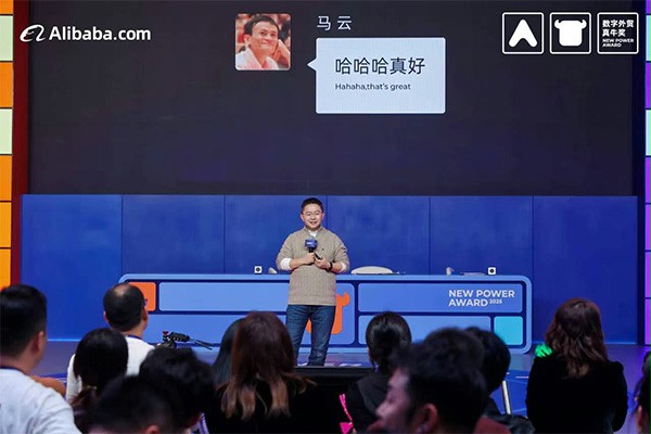 上图为:阿里巴巴国际站总裁张阔演讲并转达马云对比赛的关注 上图为:阿里巴巴国际站总裁张阔演讲并转达马云对比赛的关注