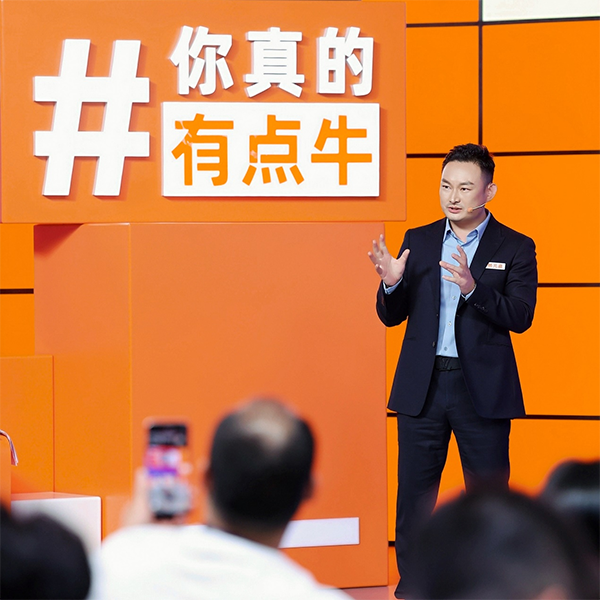 ▲上图为：西朗门业董事长、总经理杨元嘉在2025年度真牛奖比赛现场