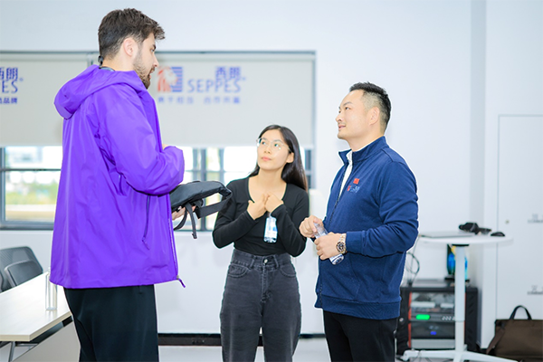 ▲上图为：西朗门业董事长、总经理杨元嘉与外宾深入交流