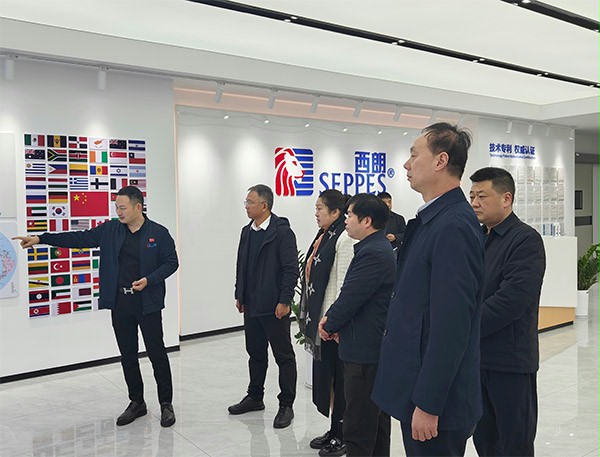 上图为：杨元嘉董事长向来宾们介绍西朗门业企业文化展厅