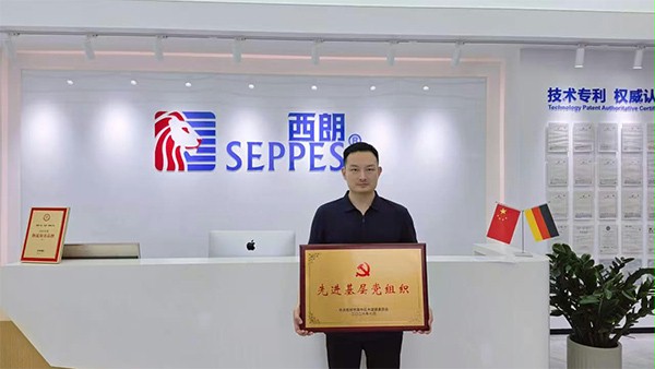 △上图为：西朗门业党支部获得上级颁发的“先进基层党组织”铜牌