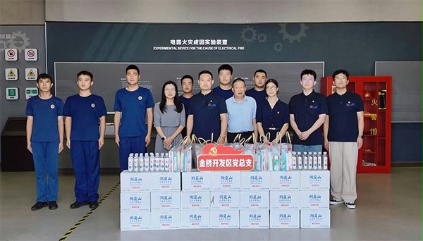 △上图为：西朗门业党支部慰问消防救援人员