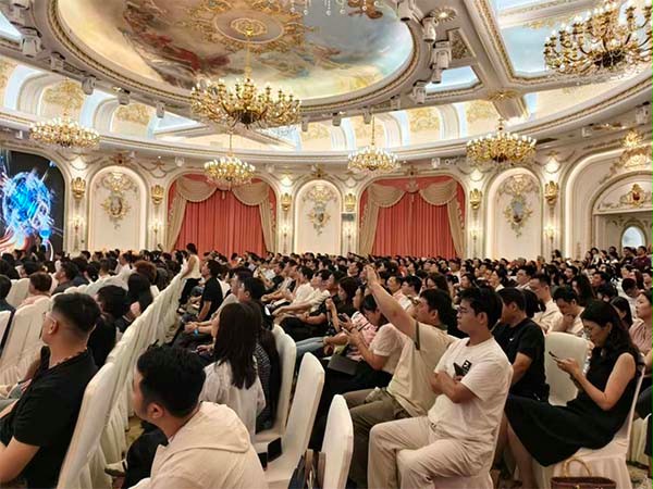 上图为：授课现场听众