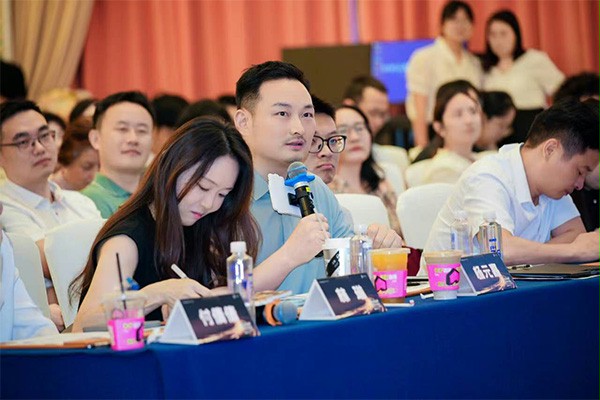上图为:西朗门业董事长杨元嘉在达人赛评委席做点评 上图为:西朗门业董事长杨元嘉在达人赛评委席做点评
