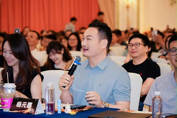上图为:评委导师杨元嘉的精彩点评将比赛现场氛围拉到高点 上图为:评委导师杨元嘉的精彩点评将比赛现场氛围拉到高点