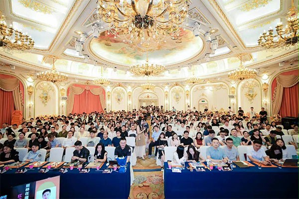 上图为:比赛现场座无虚席500多人的会场 上图为:比赛现场座无虚席500多人的会场