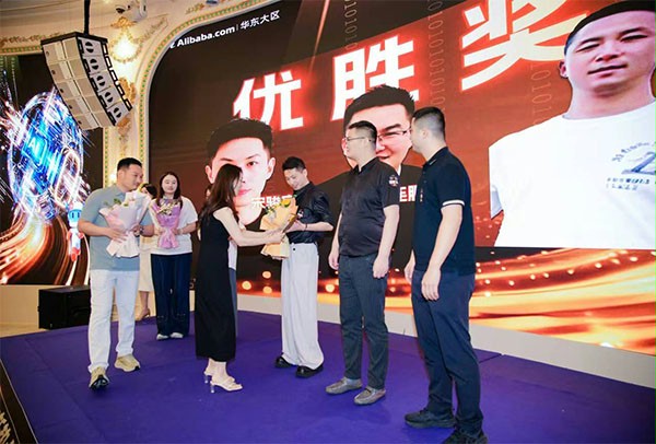 上图为:评委导师杨元嘉为获嘉选手颁奖 上图为:评委导师杨元嘉为获嘉选手颁奖