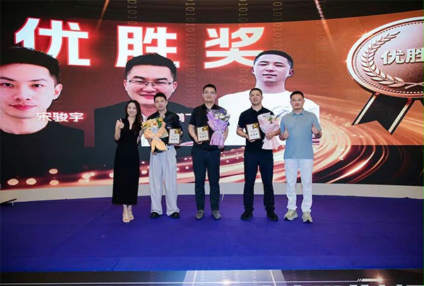 上图为:评委导师杨元嘉为获奖选手颁奖后合影留念 上图为:评委导师杨元嘉为获奖选手颁奖后合影留念