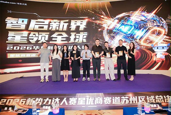 上图为:评委导师杨元嘉为获奖选手颁奖后合影留念 上图为:评委导师杨元嘉为获奖选手颁奖后合影留念