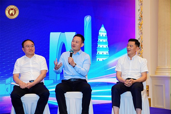 西朗门业董事长杨元嘉在论坛上发言