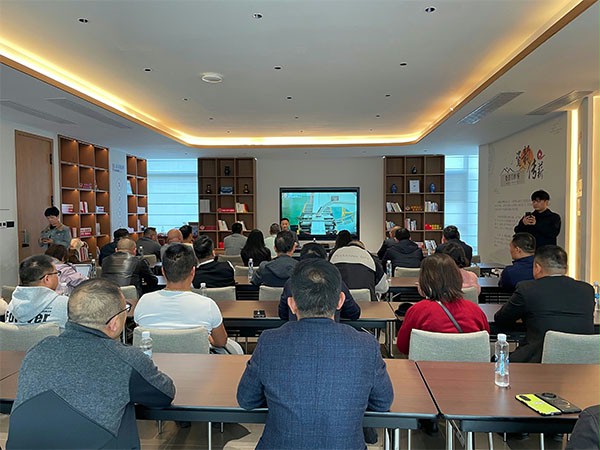 上图为:西朗门业杨元嘉董事长分享AI在品牌出海中的提效应用 上图为:西朗门业杨元嘉董事长分享AI在品牌出海中的提效应用